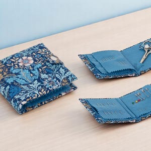 Étui à aiguilles WOODBLOCK FLORAL avec ciseaux, épingles et aiguilles. Tissu bleu marine à fleurs