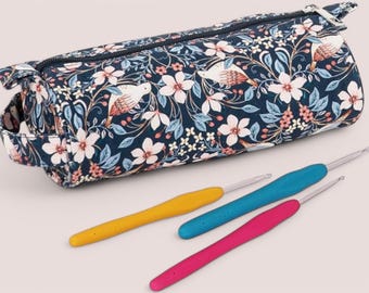 Puede incluir: Una bolsa azul con cremallera floral con asa, que contiene tres ganchillos de colores.