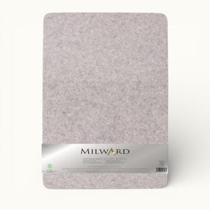 Può includere: Un tappetino da stiro rettangolare in lana grigio chiaro con angoli arrotondati. Il tappetino ha una superficie strutturata e un'etichetta argentata con il marchio "MILWARD". Misura 31 x 72,4 cm.