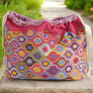 TRICOT ET CROCHET Sac à cordon « Lanternes mystiques », tissu au crochet coloré par Janie Crow