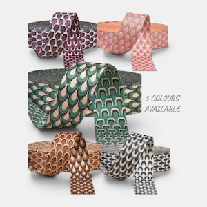 Könnte beinhalten: Fünf Rollen dekorativen Bandes in verschiedenen Farben, jede mit einem sich wiederholenden, stilisierten Federmuster. Zu den Farben gehören Rot, Rosa, Grün, Braun und Schwarz. Der Text "5 COLOURS AVAILABLE" ist sichtbar.