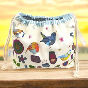 Sac à cordon en tricot et crochet Birdies cousus par Emma Ball