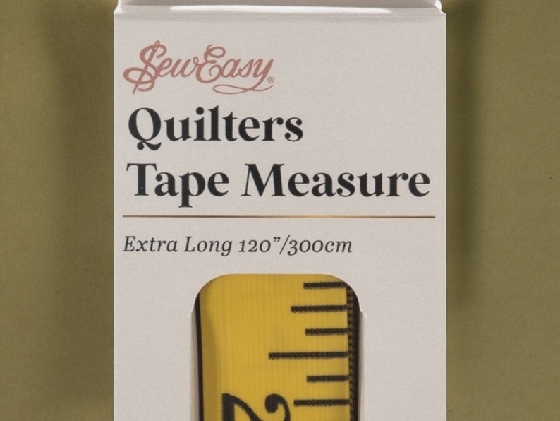 Pu&ograve; includere: Un metro a nastro giallo Sew Easy Quilters con segni neri. Il metro a nastro &egrave; extra lungo, misura 120 pollici o 300 centimetri.