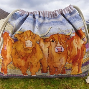 Borsa con coulisse HIGHLAND COOS per maglia e uncinetto di Emma Ball. Fantastico design a forma di mucca delle Highlands.