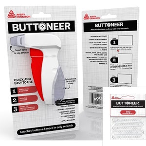 Può includere: Uno strumento per bottoni in plastica bianca e rossa con un manico in plastica trasparente. Lo strumento è confezionato in una scatola di cartone bianca e grigia con le parole "BUTTONEER" e "Fissa bottoni e altro in pochi secondi" stampate su di essa. La scatola include anche istruzioni su come utilizzare lo strumento. Lo strumento è progettato per fissare bottoni e altri elementi di fissaggio al tessuto.