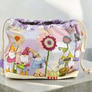 TRICOT ET CROCHET Sac à cordon « Crafting Gnomes » Fun Gnomes Design par Emma Ball
