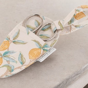 CISEAUX DE BRODERIE dans un étui en tissu Morris Lemons Design