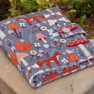 TROUSSE À AIGUILLES avec un design « Woodland Toadstools » Beaux animaux des bois et champignons vénéneux
