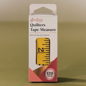 Pu&ograve; includere: Un metro a nastro Sew Easy Quilters giallo con un'etichetta bianca che dice "Extra Long 120"/300cm. Il metro a nastro &egrave; confezionato in una scatola bianca con un design rosa e oro. La scatola dice anche "Sew Easy Quilters Tape Measure" e "120 inch".