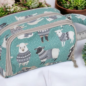 SAC AU CROCHET « Woolly Pully » motif mouton amusant avec poche de rangement à crochet sur le devant