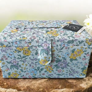 LIBERTY SEWING BOX Bellissimo cestino da cucito floreale azzurro pallido