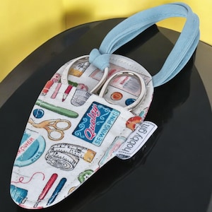 CISEAUX À BRODERIE dans une mallette en tissu design « Notions »