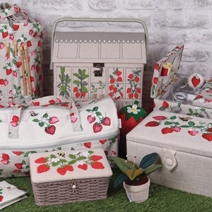 SEWING KORB BOX Erdbeeren Design mit einem gestickten Deckel Mittelgroß Erhältlich mit oder ohne Nähzubehör Kit Bild 9
