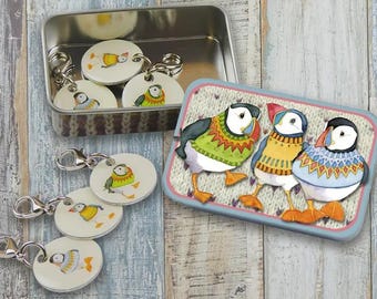 Haaksteekmarkeerders in een blikken doosje. Ontwerp van Woolly Puffins door Emma Ball