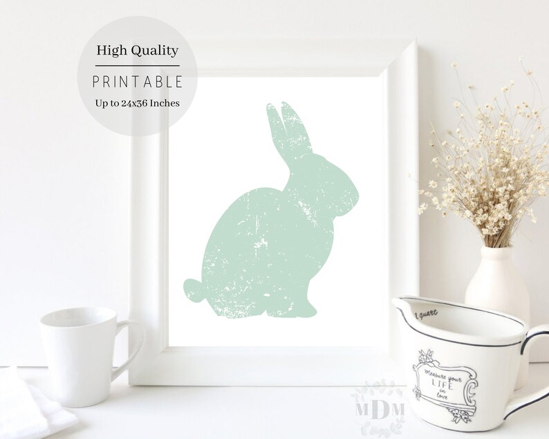 Puede incluir: Una descarga digital imprimible con una silueta de conejo verde claro sobre un fondo blanco. La imagen es de alta calidad y se puede imprimir hasta 61x91 cm.