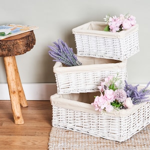White Wicker Storage Baskets With Cotton Lining bild 1