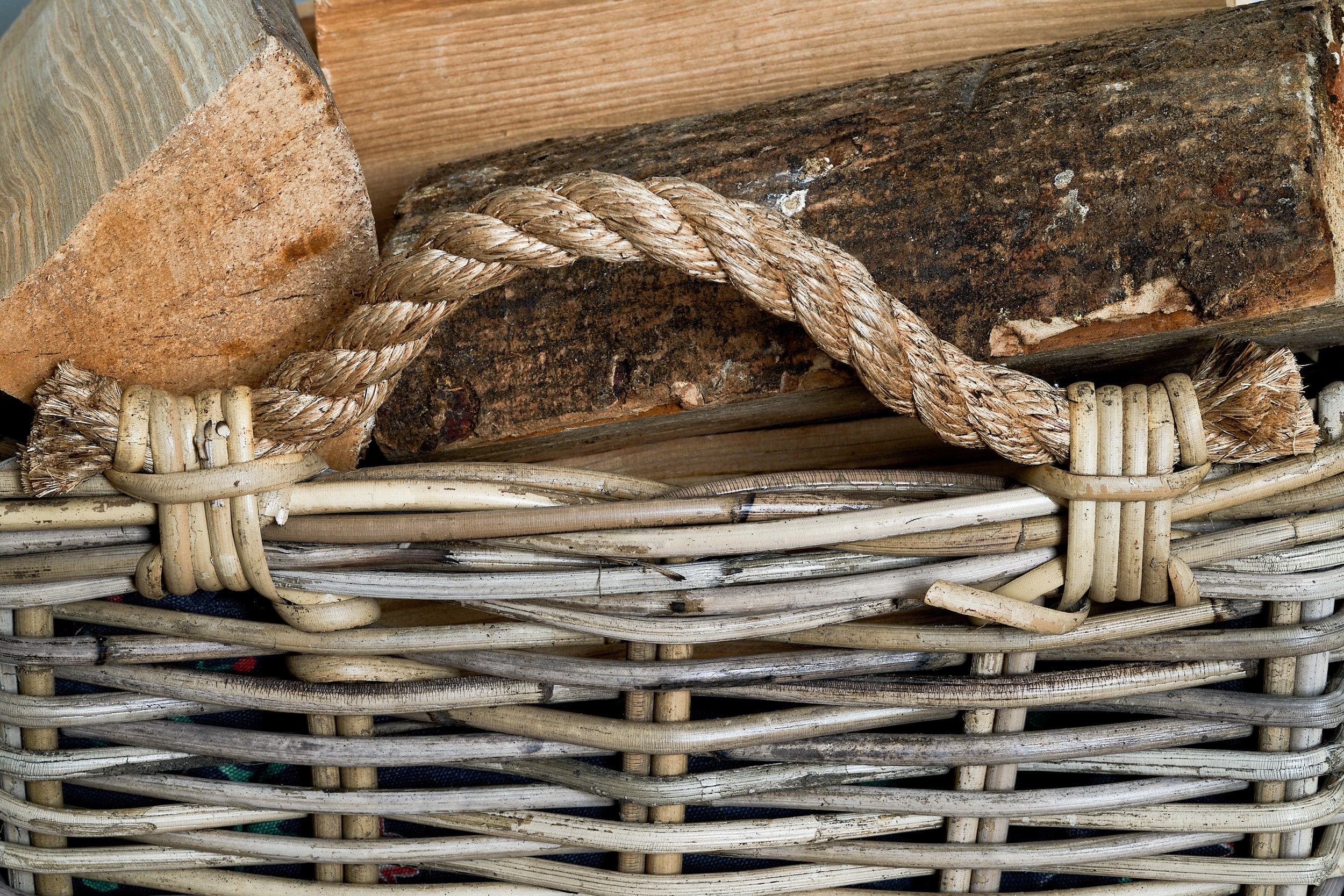 Panier à bois en rotin gris G6578