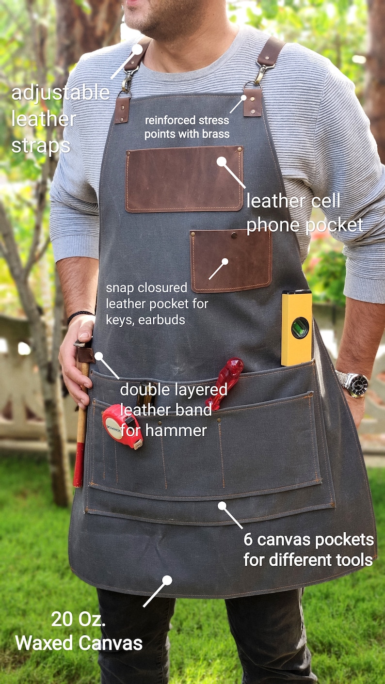 Op de afbeelding: Een grijze gewaxte canvas schort met verstelbare leren banden, meerdere zakken en een leren telefoonzak. Het schort heeft een dubbellaags leren band voor een hamer en 6 canvas zakken voor verschillende gereedschappen. 20 oz. Gewaxt canvas.
