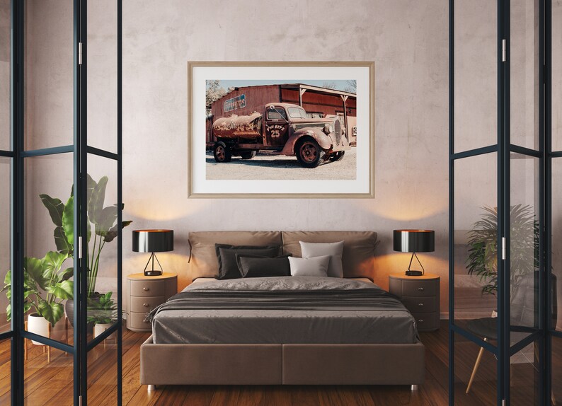 Puede incluir: Una fotograf&iacute;a enmarcada de un cami&oacute;n vintage oxidado con un tanque de agua, estacionado frente a un edificio. El cami&oacute;n tiene el n&uacute;mero "25" pintado en el lateral.