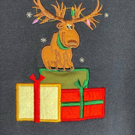 Vintage Navy reindeer present embroidered crew ne… - image 2