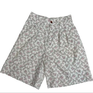 Vintage high rise floral pleated front Bermuda shorts