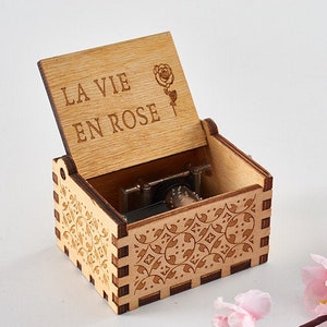 Caja de música La vie en rose, regalo personalizado para ella, regalo único para el día de la madre, caja de música de madera grabada, regalo de aniversario, regalo para mujeres
