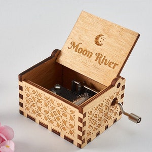 Moon River-muziekdoos, gegraveerde houten muziekdoos, gepersonaliseerd cadeau voor haar, Moederdagcadeau, jubileum voor vriendin, cadeau voor opa