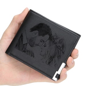 Regalos de cartera personalizada para los hombres, cartera de fotos grabada personalizada negro para los hombres, cartera delgada minimalista bifold personalizado para él / su / marido
