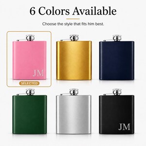 Puede incluir: Seis petacas rectangulares de metal con tapón de rosca, en colores rosa, dorado, azul marino, verde, plateado y negro. El texto 6 Colors Available y Choose the style that fits him best aparece arriba. La petaca rosa está marcada como SELECTED.