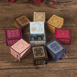 Gratis gegraveerde 8 kleuren muziekdoos, aangepaste houten kleine muziekdoos, verjaardag gepersonaliseerd cadeau, huwelijkscadeau voor haar Hem Mannen, Mom Mens Gift