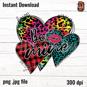 Könnte beinhalten: Drei bunte Herzen mit Leopardenmuster. Die Herzen überlappen sich und der Text "Be Mine" ist in Schwarz auf den Herzen geschrieben.