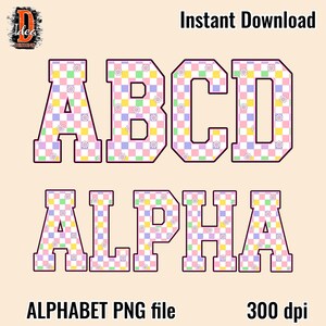 以下が含まれることがあります： カラフルなチェック柄と花のアクセントが施された、アルファベットの文字とALPHAの文字。文字は黒で縁取られています。「Instant Download」、「ALPHABET PNG file」、「300 dpi」の文字も表示されています。