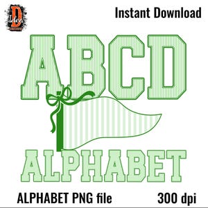 Op de afbeelding: Een digitale afbeelding met de letters ABCD in een groen gestreept varsity-lettertype, geplaatst boven een groen gestreepte wimpel met een strik. Het woord ALPHABET staat eronder in een bijpassend groen lettertype, met de tekst Instant Download.