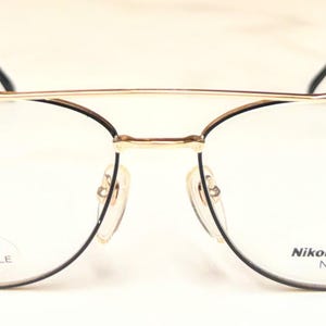 Puede incluir: Una taza de cerámica blanca con un asa negra y el texto "But First, Coffee" en negro, en negrita. La taza está sobre una superficie blanca.