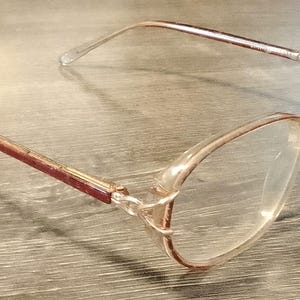 Nya Gamla Lager Sara Monalli Glasögon Transparenta Bärnstensfärgade Coola Skalmar Guldfärgade Accenter