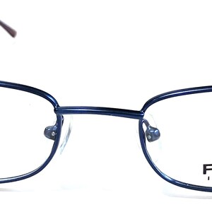 Pode incluir: Óculos de metal azul com armação de metal e lentes retangulares. A marca "PEZZO ITALY" está impressa na lente direita.