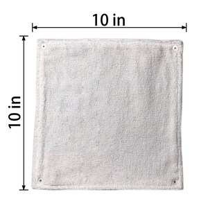 Pu&ograve; includere: Panno per la pulizia in microfibra bianco con quattro occhielli metallici, misura 25,4 cm x 25,4 cm.