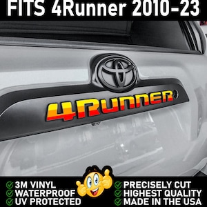 Puede incluir: Un portón trasero de 4Runner negro y plateado con una calcomanía "4Runner" negra y amarilla. La calcomanía tiene un esquema de color rojo, naranja y amarillo. El texto "FITS 4Runner 2010-23" está en la parte superior de la imagen. El texto "3M VINYL, WATERPROOF, UV PROTECTED" está en el lado izquierdo de la imagen. El texto "PRECISELY CUT, HIGHEST QUALITY, MADE IN THE USA" está en el lado derecho de la imagen.