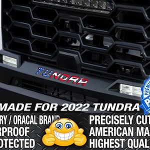 Puede incluir: Una imagen en blanco y negro de una parrilla de camión Tundra 2022 con una calcomanía "Tundra" roja, blanca y azul. La imagen incluye el texto "Made for 2022 Tundra", "3M/Avery/Oracal Brand", "Waterproof", "UV Protected", "Precisely Cut", "American Made" y "Highest Quality".
