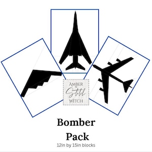 Peut inclure: Sur fond blanc, trois silhouettes d'avions noirs sont présentées dans des carrés bordés de bleu. L'image comprend un logo "Amber the Stitch Witch". Le texte "Bomber Pack" et "12in by 15in blocks", soit environ 30 cm sur 38 cm, est en dessous.