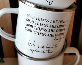 Emailletasse mit Spruch "Good things are coming" - Geschenkidee | Freundin | Lehrer | Einzug