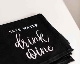 Geschirrtuch mit Spruch 'Save Water - Drink Wine' - Geschenk zum Einzug, zur Hochzeit oder als Mitbringsel