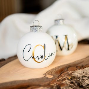Stylish personalized Christmas bauble in real glass, white matt / glossy / silver
