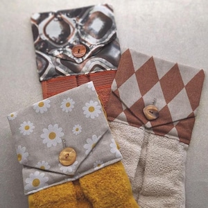 Ovenhanddoek - keukendoek - ophangdoek - decoratieve stoffen lus - koperkleurige, oranje en gele motieven - totale lengte ca. 56 cm - handgemaakt