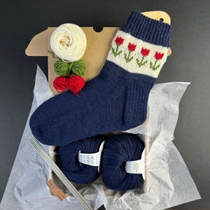 Kit per lavorare a maglia calzini Tulips con filato, ferri, tutorial passo dopo passo e video Kit per principianti Set di calzini lavorati a maglia monocolore