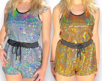 Shorts regata holográficos femininos com costas nadador, moda iridescente para festivais e raves, orgulho LGBTQ+.