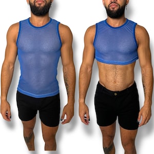 Puede incluir: Se muestran dos camisetas sin mangas de malla azul, una larga y otra recortada. Las camisetas tienen cuello redondo y se combinan con pantalones cortos negros. La tela de malla permite la visibilidad.