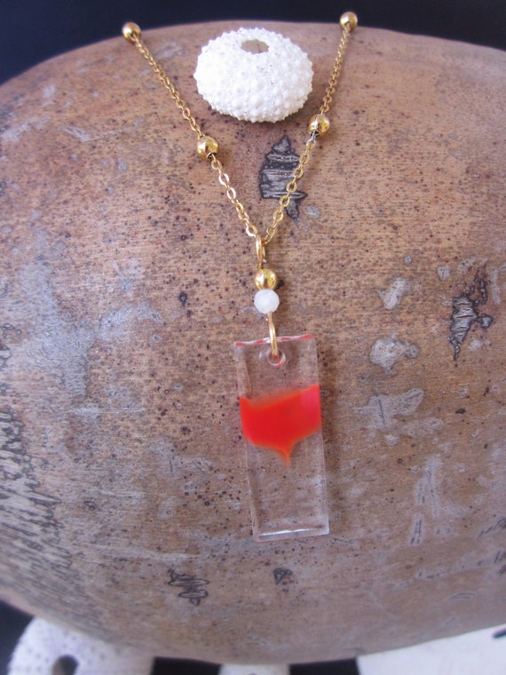 Pendant necklace - Metal & resin, gold & brown — Fashion