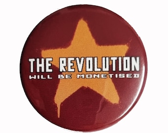 Könnte beinhalten: Ein runder Button mit bordeauxrotem Hintergrund und einem verblassten orangefarbenen Stern in der Mitte. Der Text "THE REVOLUTION WILL BE MONETIZED" ist in Weiß auf dem Button aufgedruckt.