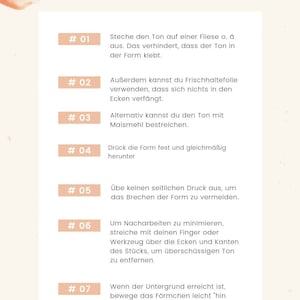 Op de afbeelding: Een stapsgewijze handleiding met genummerde instructies over het gebruik van kleimallen voor knutselen. De instructies zijn in het Duits geschreven en bevatten tips om te voorkomen dat de klei aan de mal blijft kleven.